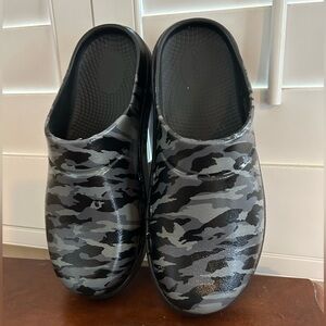 Oofos Clogs - Camo Print